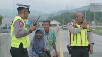 Viral Kakek-Nenek Jalan Kaki di Tol Cisumdawu demi Bertemu Cucu, Netizen Auto Mewek