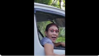 Kocak! Susi Pudjiastuti Terekam Kendarai Mobil Pick Up, Minta Rokok Sebatang ke Pengendara Lain