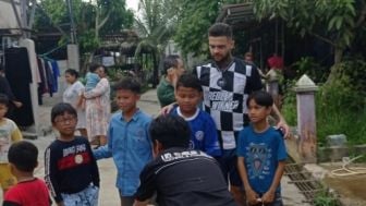 Detik-detik Diego Michiels Bantu Warga Padamkan Api, Publik: Pemain yang Berubah Drastis Sih Attitudenya