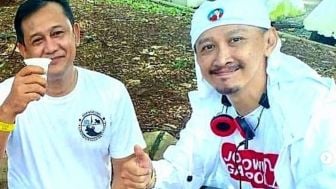 Pasang Foto dengan Denny Siregar, Abu Janda Beri Pesan Rahasia: Siapa pun Capresnya, yang Menang Pak Jokowi