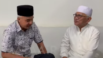 Sowan ke Kediaman Gus Mus, Sepatu Ganjar Pranowo Ketlingsut