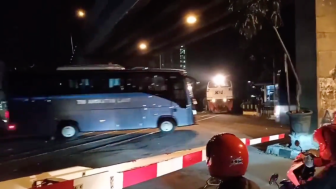 Buntut Viral Bus TNI AL Terobos Palang Kereta Api, Kadispenal Buka Suara