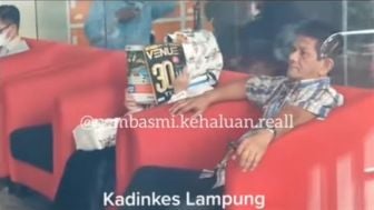 Ngakak! Viral Video Kadinkes Lampung Tutupi Wajah hingga Ngintip Saat Difoto, Netizen: Sedang Lucu-Lucunya!