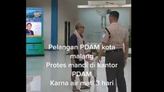 Aksi Pria Nekat Mandi di Kantor PDAM karena Tiga Hari Airnya Mati, Netizen: Ultinya Bikin Pegawai Ketar Ketir