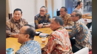 Tawa Lepas Para Menteri Indonesia Maju, Prabowo Subianto Takut Duduk Bersama Mahfud MD: Menko Atasan Saya Ini!