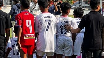 Gibran Ikut Coaching Clinic Jeonbuk Hyundai Motors di Solo, Kaus Kakinya Jadi Sorotan