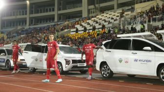 Gokil! Potret Pemain Persis Solo dan Jeonbuk Masuk Lapangan Naik Mobil di Stadion Manahan