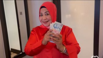 Wow! Disebut Konser Sirkus, Dewi Perssik Beri Tiga Gepok Dolar untuk Ibunya