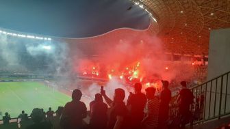 Awas! Suporter Nekat Nyalakan Flare di Stadion, Klub Kesayangannya Bakal Terima Sanksi Berat