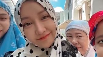 Lucinta Luna Salat Idul Adha bareng Saudari Perempuannya, Netizen:  Batal Tuh Wudhu-nya