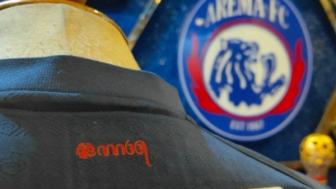 Arie Kriting Kritik Keras Jersey Home Arema FC yang Disematkan Angka Korban Tragedi Kanjuruhan: Isiiinnnn!