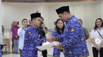 Anthony Ginting Gunakan Peci Saat Dilantik Jadi PNS, Netizen: Mirip Ketua Rohis