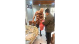 Momen Erick Thohir Bawakan Bungkusan Plastik Merah ke Ganjar Pranowo, Denny Siregar: Apakah ini Berarti....?