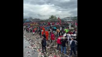 Ramai Pandawara Bersihkan Pantai di Lampung yang Penuh Sampah, Netizen: Pandawara Kapan ke Gedung DPR