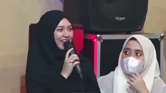 Happy Asmara Curcol di Pengajian Gus Iqdam, Singgung Soal Ingin Menikah Tapi Belum Ketemu Jodoh