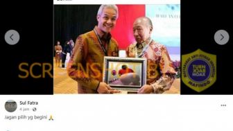 CEK FAKTA: Beredar Gambar Ganjar Pranowo dengan Sugiyono Sedang Memegang Penghargaan