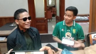 Heboh Gibran Ngantor Pakai Jersey Persebaya, Bonek: Aslinya Orang Rungkut