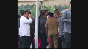 Momen Presiden Jokowi Mencari Menterinya, Publik Soroti Sikap Prabowo Subianto yang Jauh di Belakang