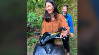 Luna Maya Kendarai Motor di Lokasi Syuting, Publik Langsung Heboh: Gua Kira Artis Gak Bisa Naik