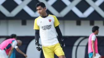 Berperan Hindarkan PSM Makassar dari Kekalahan, Reza Arya Pratama Beri Jersey kepada Ball Boy