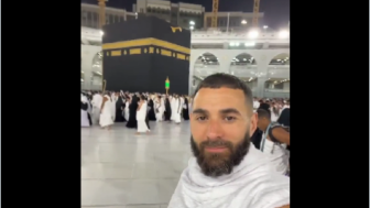Karim Benzema Pamer Ibadah di depan Kabah, Publik: Umroh Tiap Minggu Juga Bisa Ini