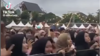 Akun UAS Unggah Video Perempuan Berjilbab Joget di Konser Sambil Ucap Kata Tak Pantas, Netizen: Dihack?