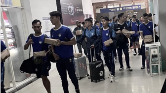 Rombongan Pemain Persib Bawa Nasi Kotak ke Stasiun Dinyinyir Warganet: Mirip Study Tour Anak SMA