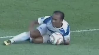 Video Viral 'Tangan Tuhan' Striker PSIS Semarang Tak Berbuah Penalti, Netizen: Wasitnya Kelilipan Abu Vulkanik