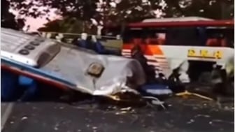 NGERI! Dua Bus Adu Banteng di Ngawi, Kondisinya Rusak Parah Hingga Atap Lepas Menyentuh Aspal