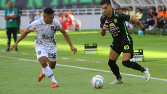 Viral, Momen Pemain Persebaya Bruno Moreira Tampil Sederhana Makan di Warung Tenda