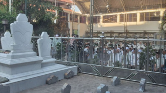 Anies Baswedan dan Muhaimin Iskandar Ziarah ke Sunan Ampel, Disambut Ribuan Massa