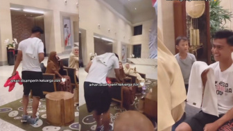 Momen Pratama Arhan Ditemui Keluarga Azizah di Solo Sebelum Latihan, Netizen Salfok: Taruh Dulu Sepatunya!