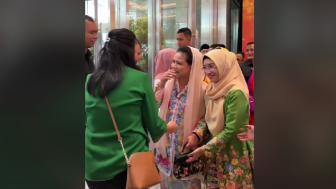 Ibu Negara Iriana Nyaris Kejedot Dinding Kaca, Paspampres dan Ajudan Sampai Panik