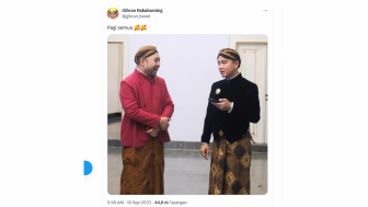 Gibran Pamer Foto Barengan dengan Didi Prabowo, Sama-sama Pakai Beskap Solo