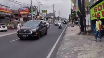 Viral Rombongan Mobil Iriana Jokowi Terhalang Kendaraan Menyeberang di Jalan Kaliurang, Paspampres Sampai Turun