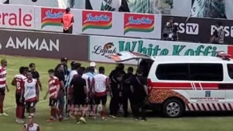 Video Detik-detik Mencekam Pemain Madura United Terkapar hingga Lidah Tergigit, Gelandang PSS Sleman Jadi Bulan-bulanan