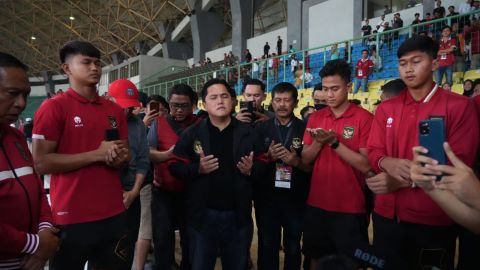 Sebelum Temui FIFA di Zurich, Erick Thohir Ajak Pemain Timnas U-20 Berdoa Bersama