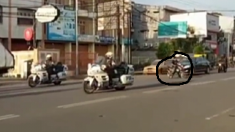 Pria Terobos Patwal Lalu Blayer Motornya di Depan Mobil Presiden, Nekat Betul..