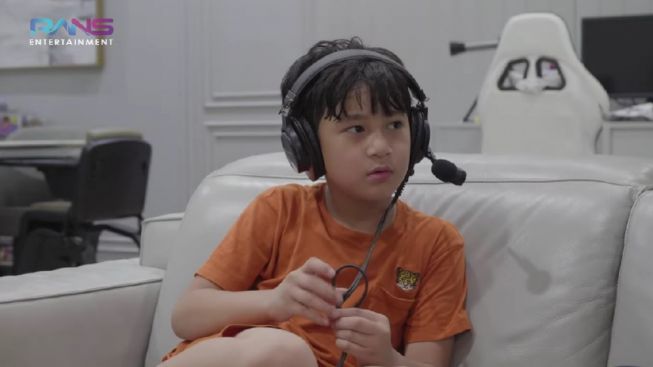 Rafathar Bakal dapat Hadiah Nonton Liverpool Jika Bisa Puasa 30 Hari, Netizen Iri Cuma Dikasih Baju Lebaran