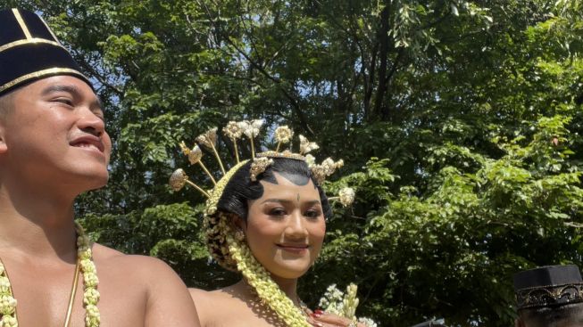 Selama Prosesi Kirab Kaesang dan Erina Lemparkan Sesuatu ke Arah Warga, Ternyata Isinya Fantastis
