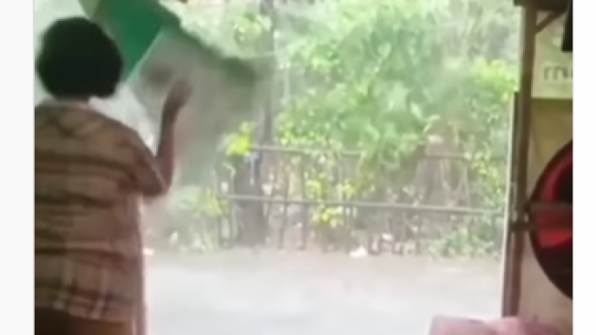 Video Emak-emak Redakan Hujan, Garam Dilempar Badai Malah Kencang - Joglo