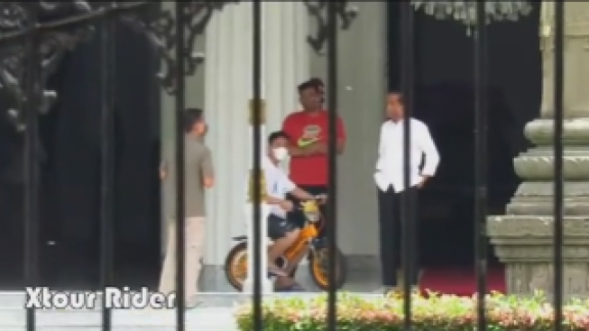 Gibran Rakabuming Mainan Sepeda Jan Ethes di Hadapan Jokowi, Warganet: Anak Pertama Tapi Masih Imut