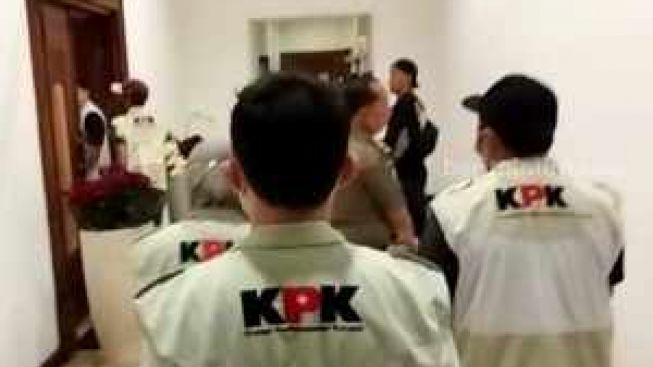 Khofifah Bilang KPK Ambil Flashdisk di Ruang Sekda, Tapi Adhy Karyono Bilang Tak Melihat