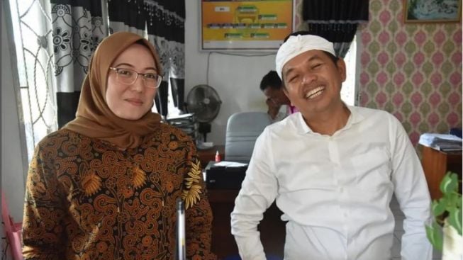 Ucapkan Selamat Natal, Dedi Mulyadi Unggah Foto Bersama Wanita, Warganet Geger: Mirip Ambu Anne