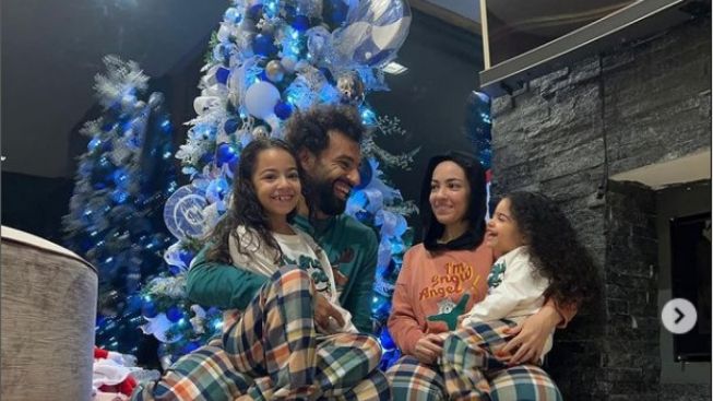 Unggah Foto Keluarga dengan Latar Belakang Pohon Natal, Mohamed Salah Dihujat Netizen