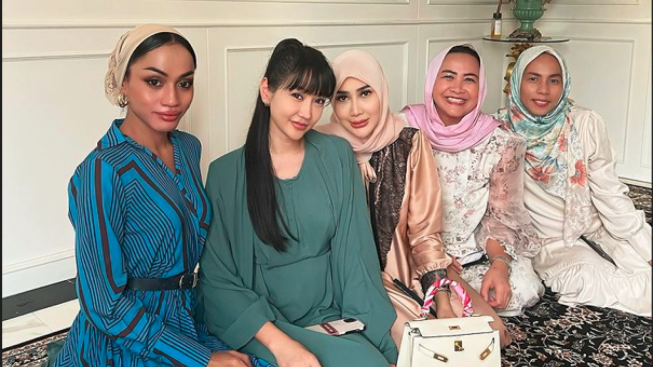 Lucinta Luna Pamer Foto Pengajian, Warganet Pertanyakan Mana yang Perempuan Asli