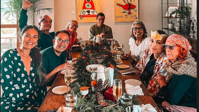 Rayakan Natal Bersama Keluarga Besar, Luna Maya Tampak Sangat Quality Time
