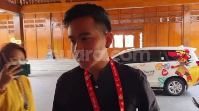 Gibran Tanggapi Warga yang Butuh Uang, Warganet Beri Komentar Menohok: Gaji Wali Kota Itu kan Kecil