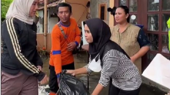 Kocak! Berikan Bantuan ke Korban Banjir di Kendal, Chacha Frederica Tak Dikenali Warga