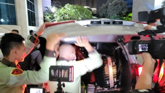 Petugas KPK Angkut 7 Koper Usai Geledah Gedung DPRD DKI Jakarta Terkait Korupsi Lahan Pulogebang